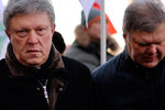 Политик Григорий Явлинский (слева) и Сергей Митрохин во время марша памяти, посвященного годовщине гибели Бориса Немцова