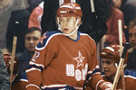 Нападающий хоккейной команды ЦСКА Павел Буре (в центре) готовится вступить в игру, 1991 год