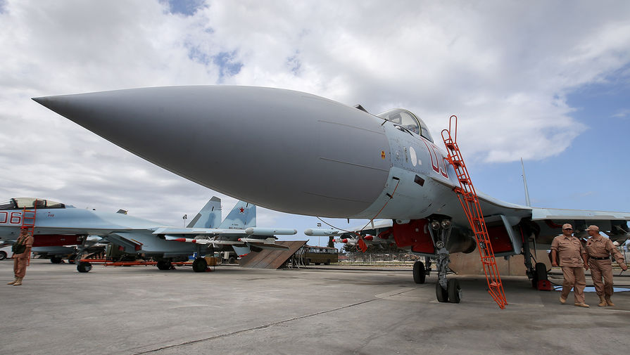 Подготовка истребителя Су-30 к репетиции парада, посвященного 71-й годовщине Победы в Великой Отечественной войне, на авиабазе Хмеймим