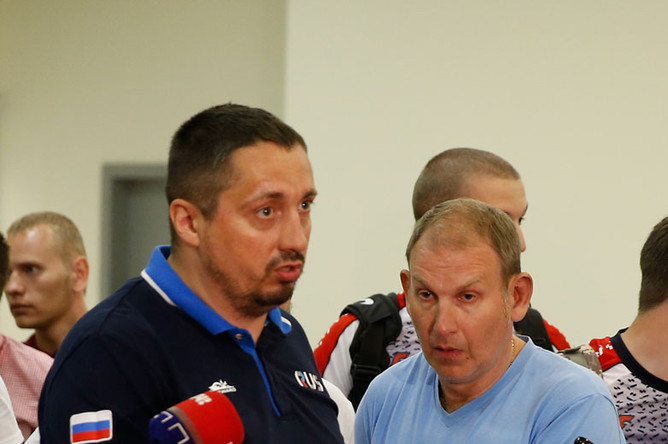 Глава Всероссийского объединения болельщиков (ВОБ) Александр Шпрыгин (слева) отвечает на вопросы журналистов в аэропорту Шереметьево