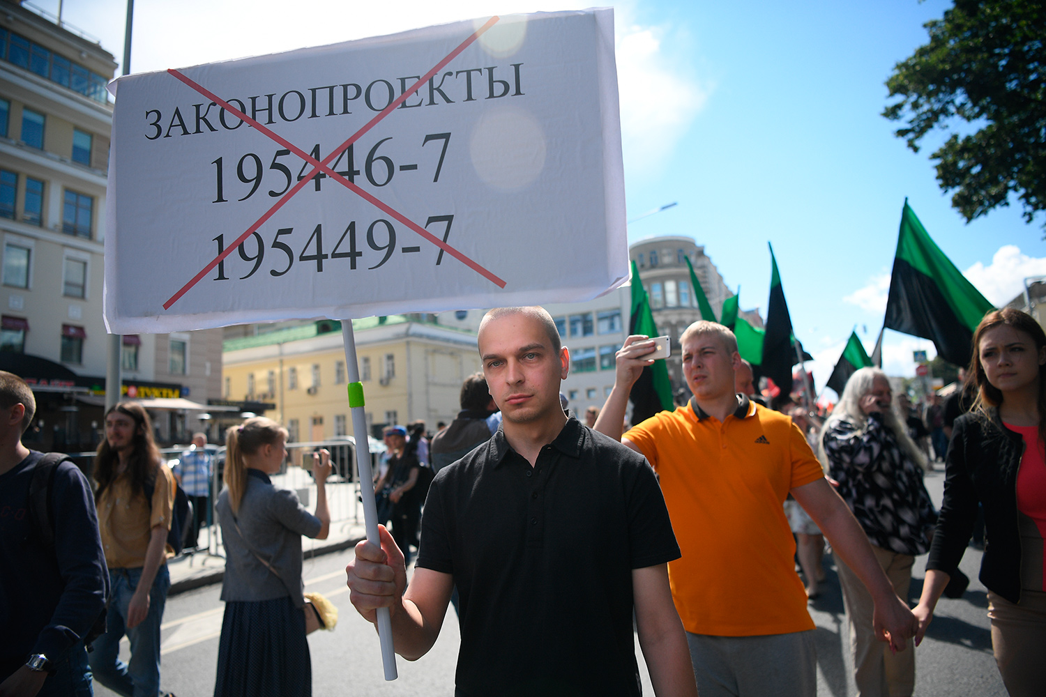 Участник на марше «За свободный интернет» в Москве, 23 июля 2017 года