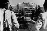 Полицейский и детектив около одного из зданий олимпийской деревни в Мюнхене во время захвата членов израильской команды террористами, 5 сентября 1972 года