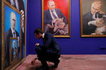 Картины с изображением Владимира Путина на выставке в Москве, 6 декабря 2017 года