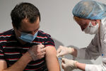 Мужчине делают прививку от коронавируса в пункте вакцинации в ГУМе в Москве, 18 января 2021 года