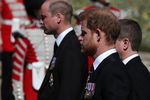 Принцы Уильям и Гарри во время церемонии похорон своего дедушки герцога Эдинбургского Филиппа, 17 апреля 2021 года