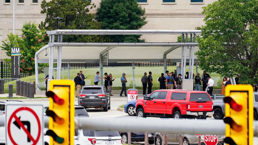 СМИ: полицейский скончался после стрельбы у Пентагона