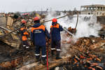 Сотрудники противопожарной службы МЧС России тушат пожар в жилом секторе, Красноярский край, 8 мая 2022 года