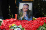 Портрет на могиле Владимира Жириновского на поминках по случаю 40 дней с его смерти, на Новодевичьем кладбище в Москве, 15 мая 2022 года