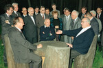 Президент СССР Михаил Горбачев (в центре) вместе с канцлером ФРГ Гельмутом Колем (справа) и министром иностранных дел Гансом-Дитрихом Геншером за столом в саду гостевого дома в Арчизе, 1990 год