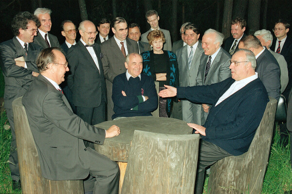 Президент СССР Михаил Горбачев (в центре) вместе с&nbsp;канцлером ФРГ Гельмутом Колем (справа) и министром иностранных дел Гансом-Дитрихом Геншером за&nbsp;столом в&nbsp;саду гостевого дома в&nbsp;Арчизе, 1990&nbsp;год