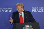 Президент США Дональд Трамп во время пресс-конференции с президентом РФ Владимиром Путиным на военной базе Эльмендорф, Аляска, 16 августа 2025 года
