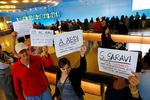 Акция протеста в аэропорту Лос-Анджелеса после задержания беженцев в связи с ужесточением миграционной политики США