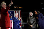 Кандидат в президенты США от демократов Хиллари Клинтон, экс-президент Билл Клинтон, Джон Бон Джови и супруга президента США Мишель Обама во время мероприятия кампании в Филадельфии, ноябрь 2016 года