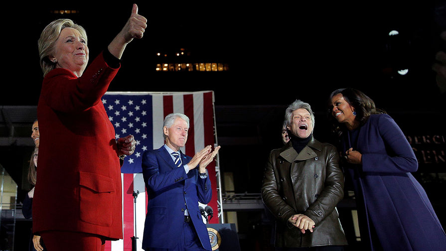 Кандидат в&nbsp;президенты США от демократов Хиллари Клинтон, экс-президент Билл Клинтон, Джон Бон Джови и супруга президента США Мишель Обама во время мероприятия кампании в&nbsp;Филадельфии, ноябрь 2016&nbsp;года