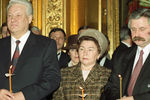 Президент России Борис Ельцин с супругой Наиной и вице-президент Александр Руцкой на рождественском богослужении, 1993 год