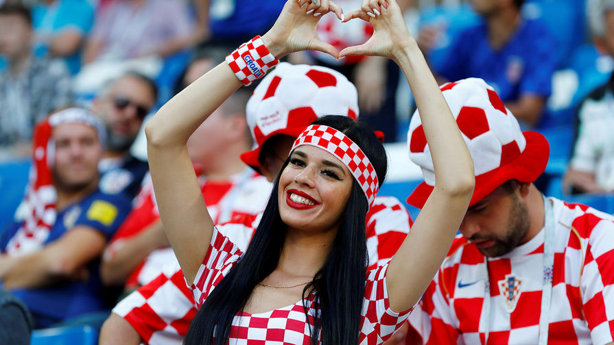 Болельщица сборной Хорватии перед матчем между командами из Хорватии и Нигерии на чемпионате мира по футболу в Калининграде, 16 июня 2018 года