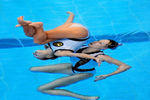 Чемпионки Олимпийских игр 2000 года по синхронному плаванию Ольга Брусникина и Мария Киселева во время выступления, 2000 год