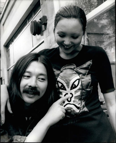Дизайнер Кансай Ямамото с&nbsp;моделью на&nbsp;своем первом показе в&nbsp;Лондоне, 1974 год. Модель в&nbsp;футболке от Кансая Ямамото. На&nbsp;футболках &mdash; красочные вышитые маски, которые выдувались при&nbsp;нажатии на&nbsp;глаза и нос