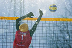 Участник всероссийского фестиваля волейбола на снегу Sparrow Hills во время игры в мужском турнире на Воробьевской набережной, 15 января 2022 года