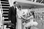 Балерины из Парижской Оперы дарят Одри Хепберн букет во время ее визита в Париж с мужем Мелом Феррером, 1956 год