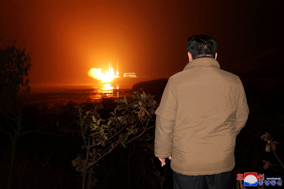 Лидер КНДР Ким Чен Ын наблюдает за запуском ракеты с шпионским спутником «Маллигён-1», 2 декабря 2023 года