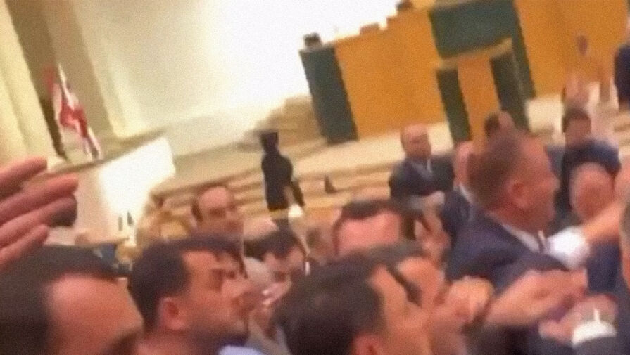 В парламенте Грузии закон об иноагентах спровоцировал массовую потасовку