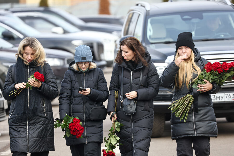 Женщины с&nbsp;цветами во время прощания с&nbsp;журналистом Антоном Коробковым-Землянским на&nbsp;Троекуровском кладбище, 13&nbsp;ноября 2024&nbsp;года