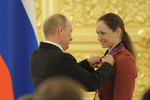 Владимир Путин награждает орденом «За заслуги перед Отечеством» синхронистку Анастасию Давыдову