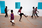 31 мая. Мальчики играют в футбол воздушными шарами в Кэди, Мавритания. 
