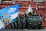 Автомобили «Тигр» во время военного парада на Красной площади