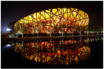 Вид на Олимпийский стадион «Птичье Гнездо» до и после начала экологической акции «Час Земли» в Пекине