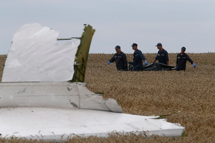 Члены МЧС Украины на&nbsp;месте крушения самолета Boeing 777&nbsp;в&nbsp;Донецкой области