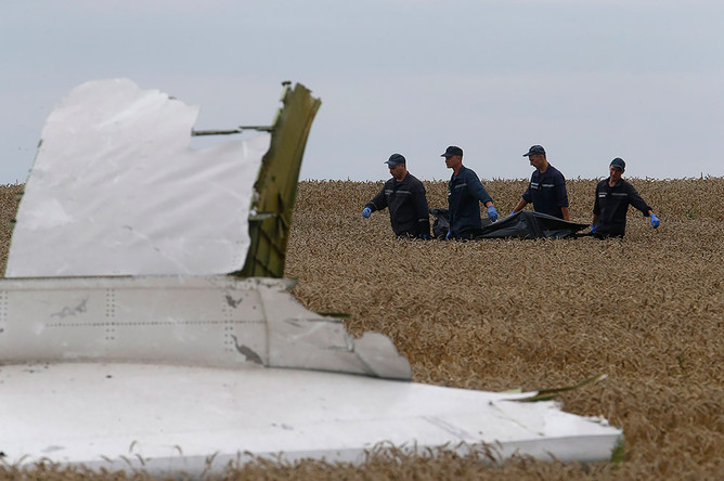 Члены МЧС Украины на месте крушения самолета Boeing 777 в Донецкой области
