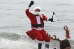 Санта — водный лыжник участвует в ежегодном рождественском представлении на реке Потомак в Александрии, штат Вирджиния, США