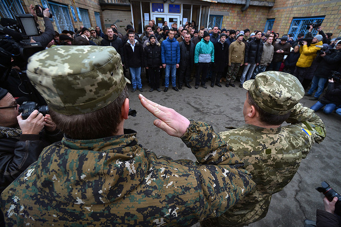 Призывники в&nbsp;украинскую армию на&nbsp;одном из&nbsp;призывных пунктов в&nbsp;Киеве