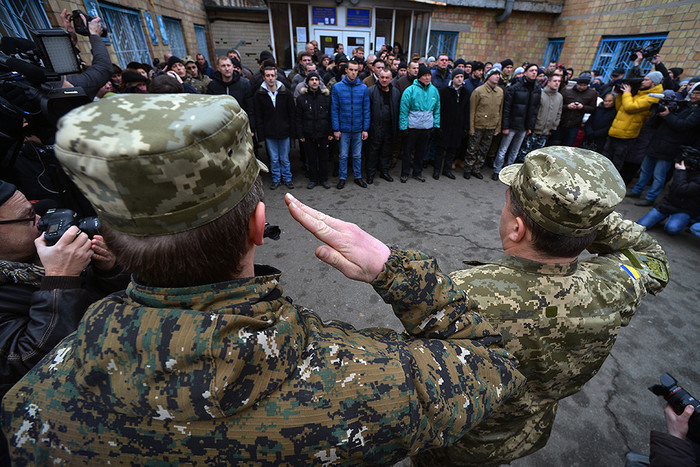 Призывники в украинскую армию на одном из призывных пунктов в Киеве