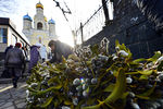 Продажа вербы у Покровского кафедрального собора во Владивостоке