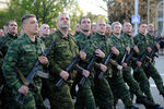 Представители ополчения Донецкой народной республики (ДНР) во время репетиции парада Победы в Донецке