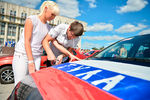 Участники флешмоба «АвтоТриколор» в честь Дня российского флага на площади Ленина в Туле