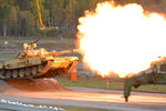 Танк Т-90А во время демонстрационных стрельб на открытии 10-й международной выставки Russia Arms Expo