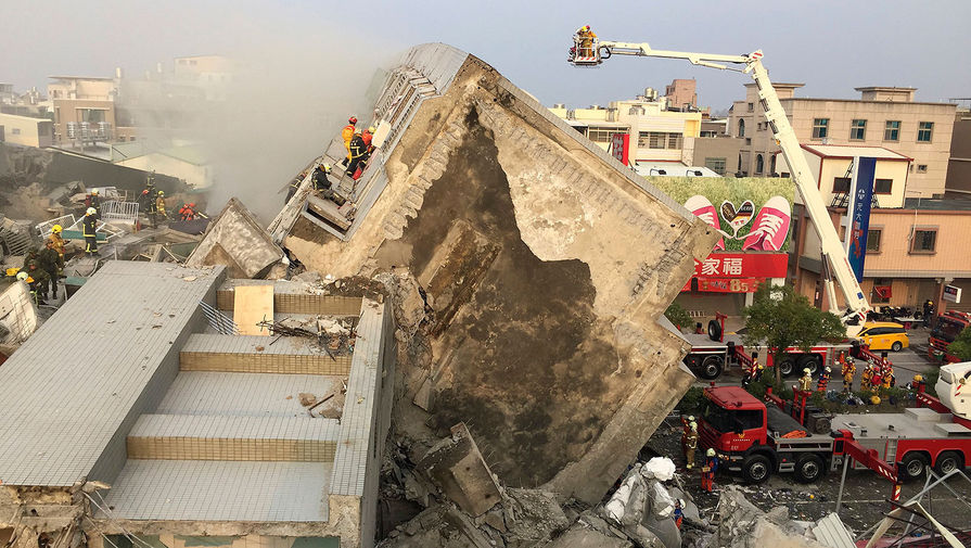 Спасательная операция на&nbsp;месте обрушения 17-этажного дома в&nbsp;городе Тайнань на&nbsp;юге Тайваня