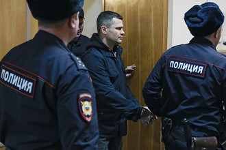 Председатель совета директоров аэропорта Домодедово Дмитрий Каменщик в здании Басманного суда Москвы, который рассматривает ходатайство следствия о его аресте. Каменщику предъявлено обвинение в совершении преступления, предусмотренного ч. 3 ст. 238 УК России (выполнение работ или оказание услуг, не отвечающих требованиям безопасности, повлекшее по неосторожности смерть двух или более лиц)
