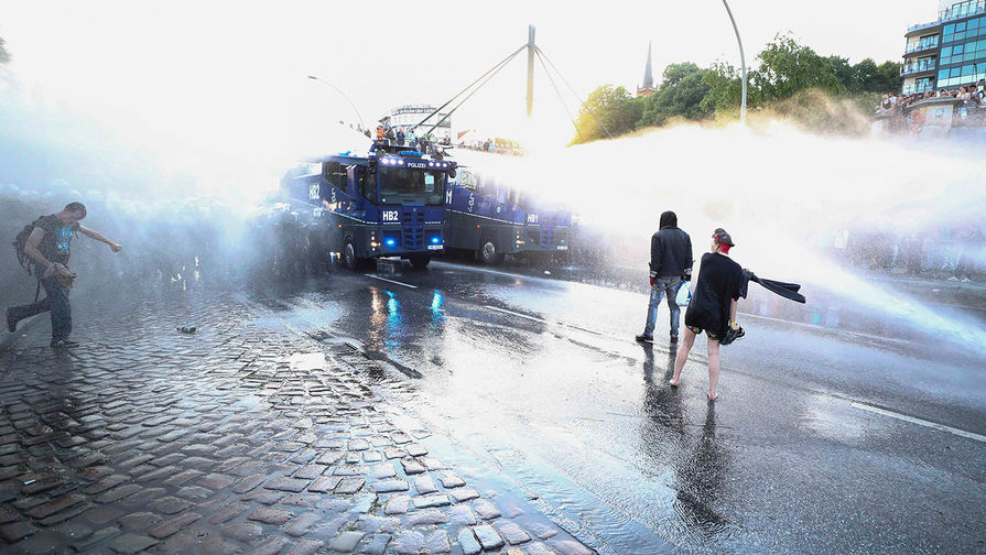 Столкновения полиции и протестующих во время демонстрации накануне саммита G20 в&nbsp;Гамбурге, 6 июля 2017 года