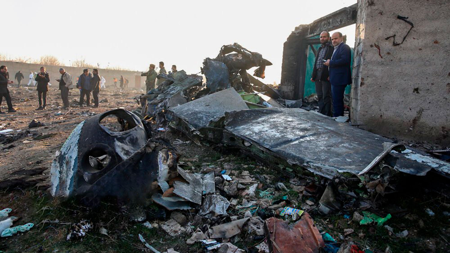 На месте крушения украинского Boeing 737 в окрестностях Тегерана, 8 января 2020 года
