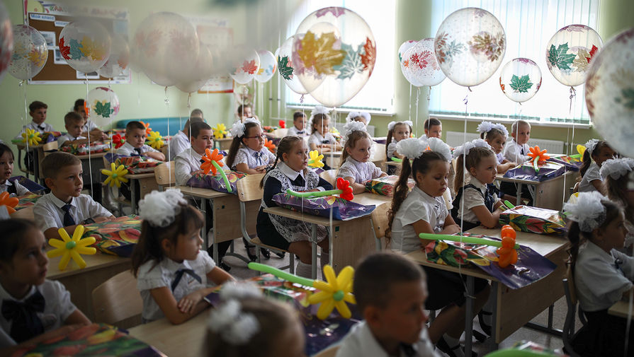 Первоклассники в учебном классе школы №71 в Краснодаре, 1 сентября 2020 года