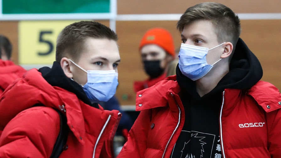 Фигуристы Михаил Коляда и Евгений Семененко перед вылетом в международном аэропорту Шереметьево, 20 марта 2020 года