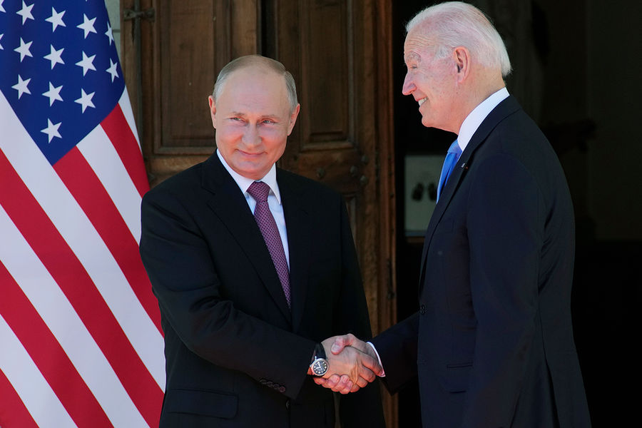 Президент России Владимир Путин и президент США Джо Байден во время встречи в&nbsp;рамках российско-американского саммита на&nbsp;вилле Ла-Гранж в&nbsp;Женеве, 16 июня 2021 года