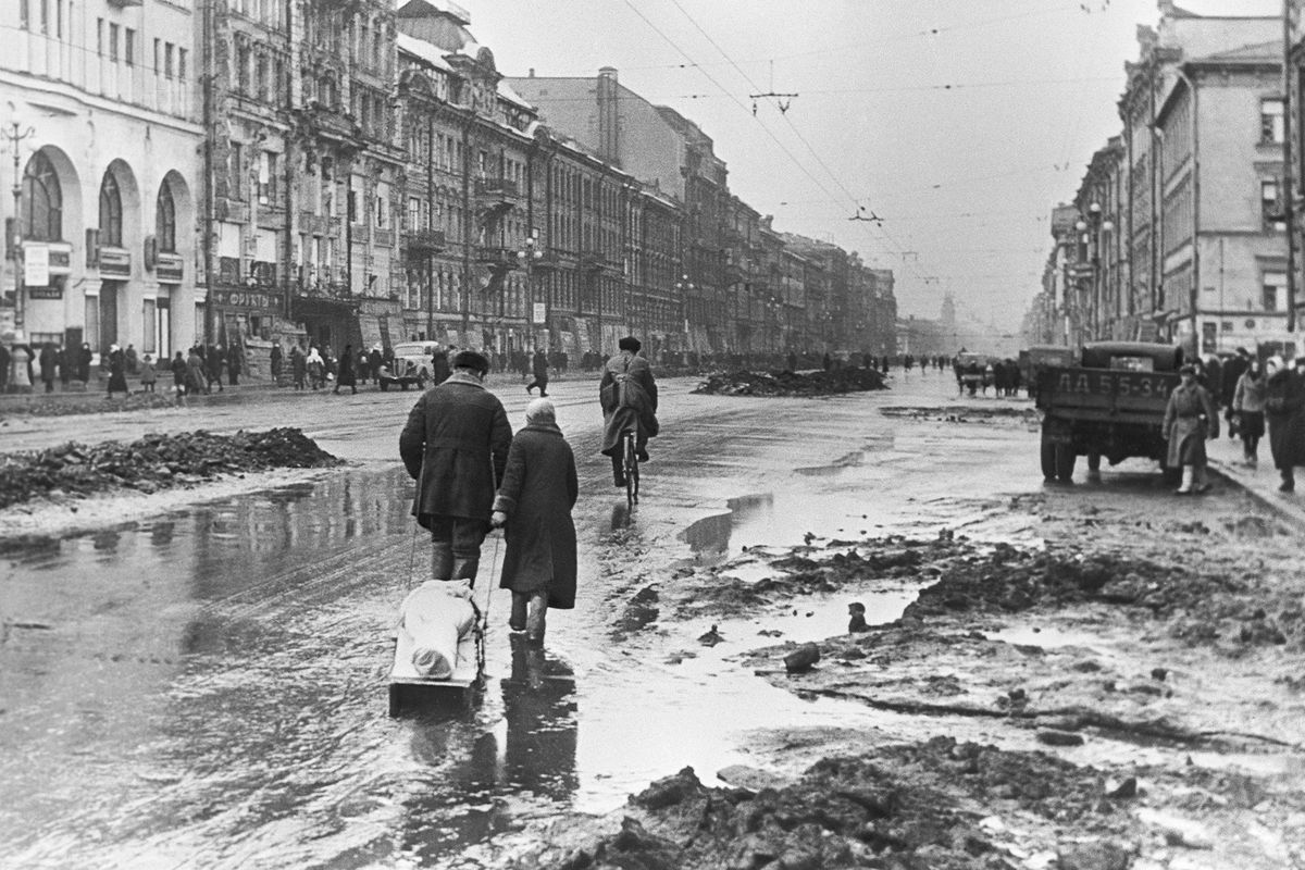 Блокада Ленинграда. Родственники везут на кладбище умершего от голода ленинградца