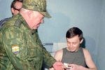 Виктор Казанцев вручает награду старшему лейтенанту милиции УВД Белгородской области Василию Меринкову в Волгоградском гарнизонном госпитале, 2000 год
