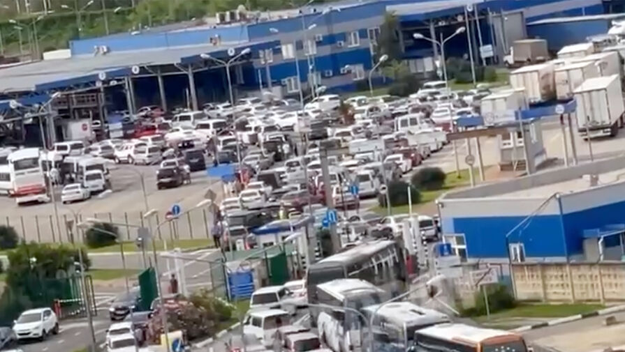 Масштабная пробка из автомобилей образовалась на границе России и Абхазии